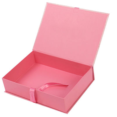O livro dá forma à caixa de presente magnética impressa rosa do cartão com decoração da fita