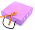 Caixa de presente de papelão marfim estampado em cores rosa com fita e alça